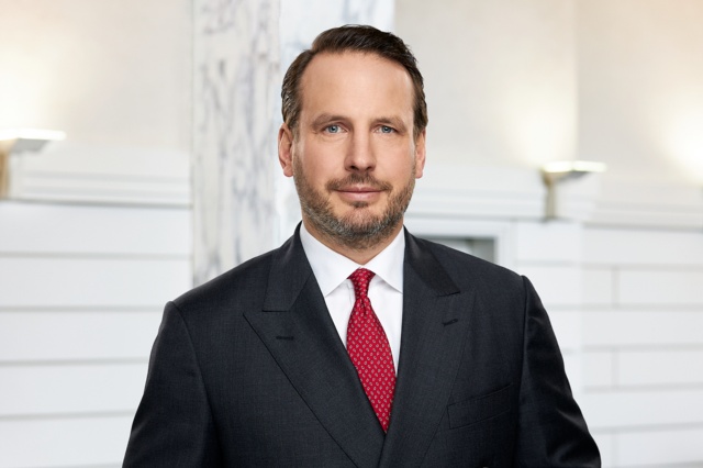 Portrait 






	Dr.
	 

Roman Rocke